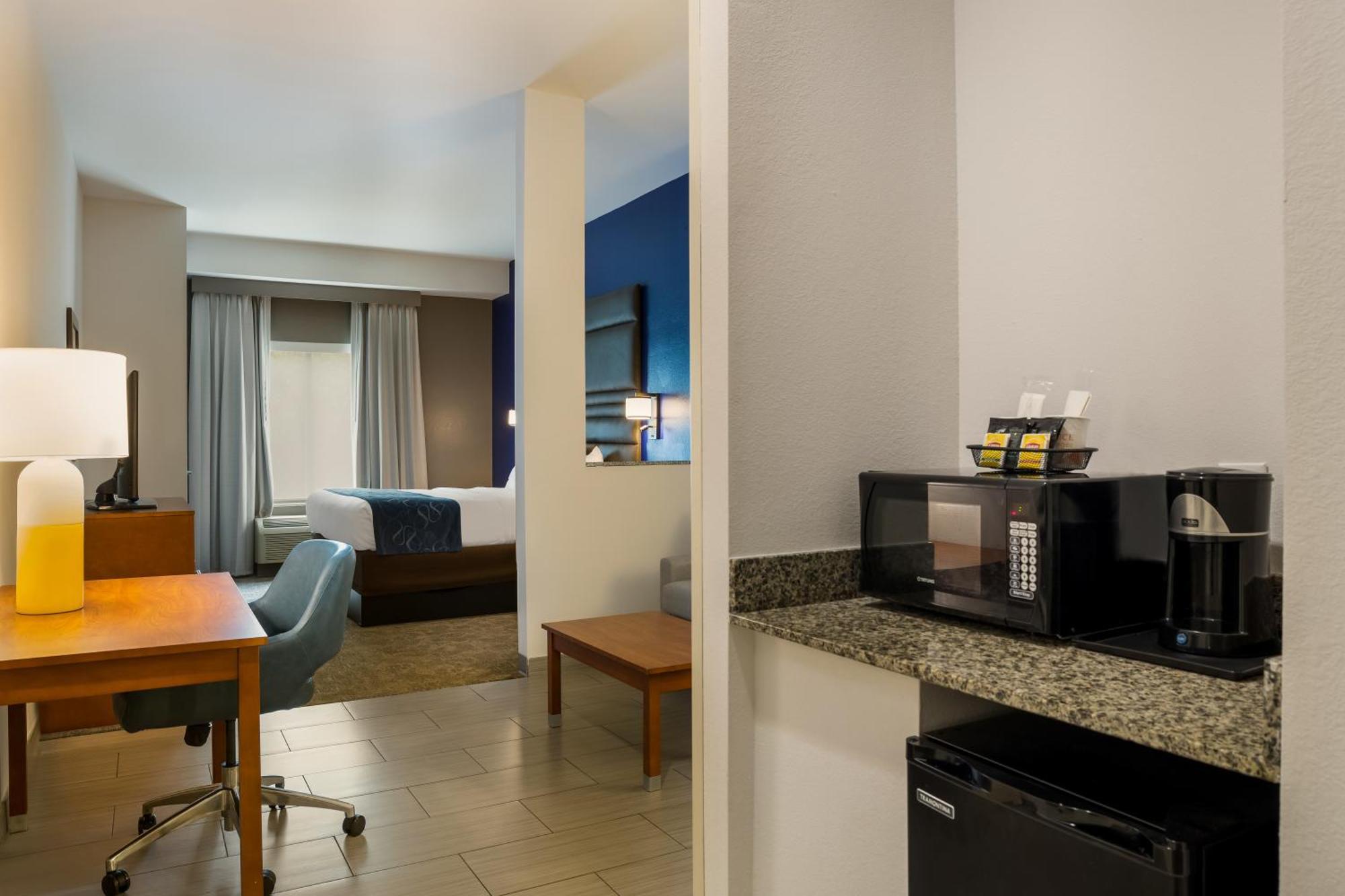 Comfort Suites Denham Springs Bagian luar foto
