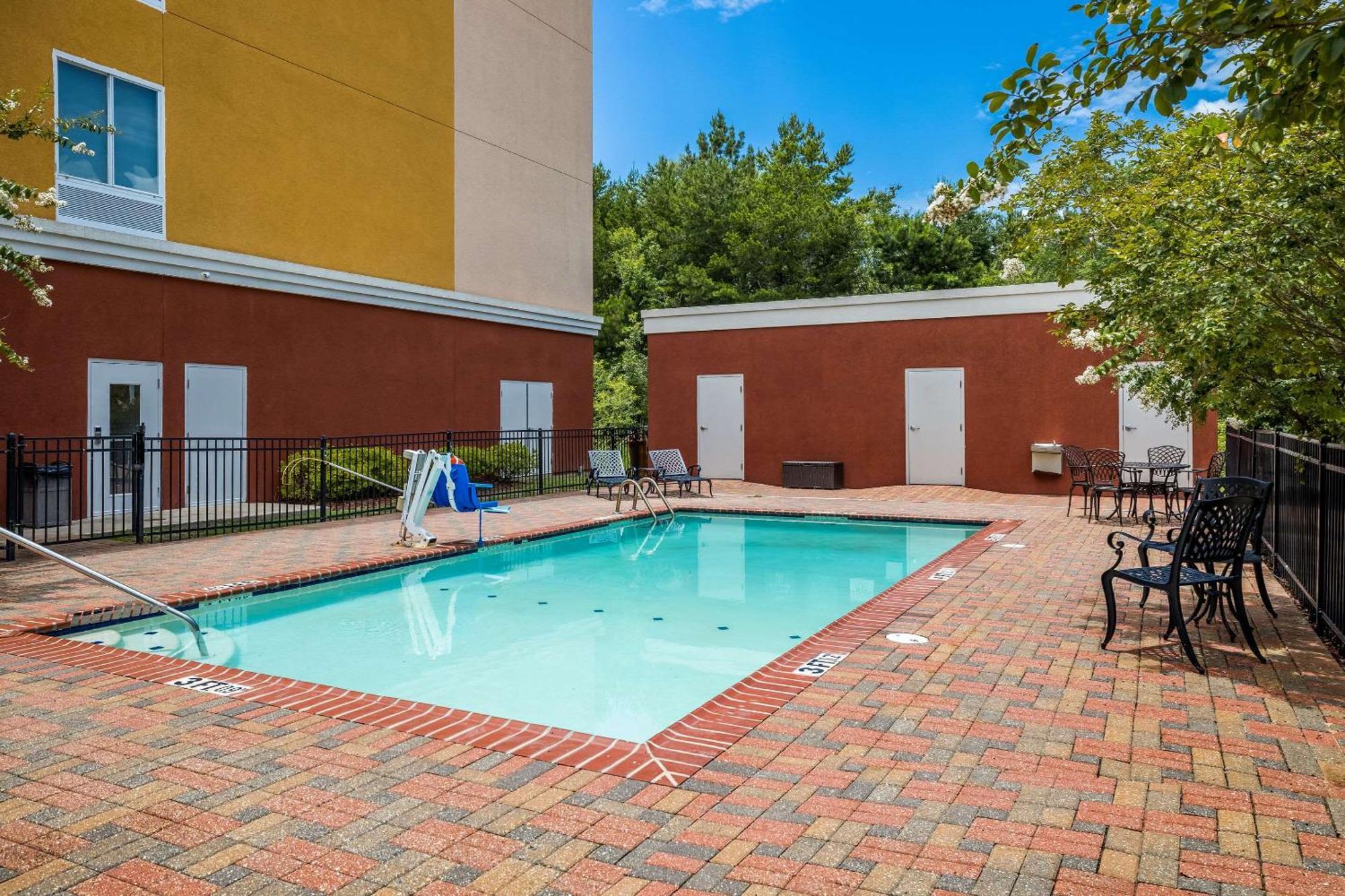 Comfort Suites Denham Springs Bagian luar foto