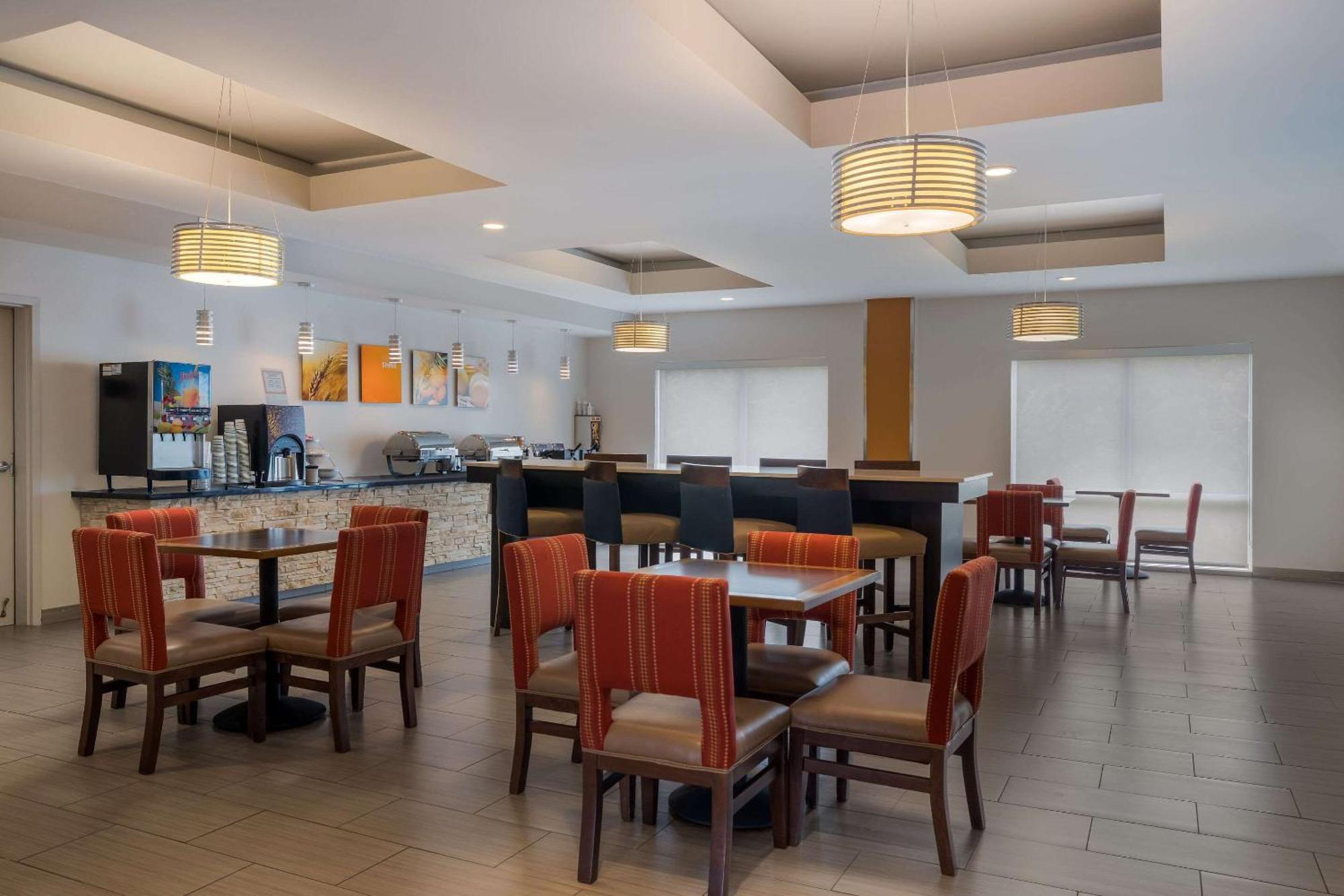 Comfort Suites Denham Springs Bagian luar foto