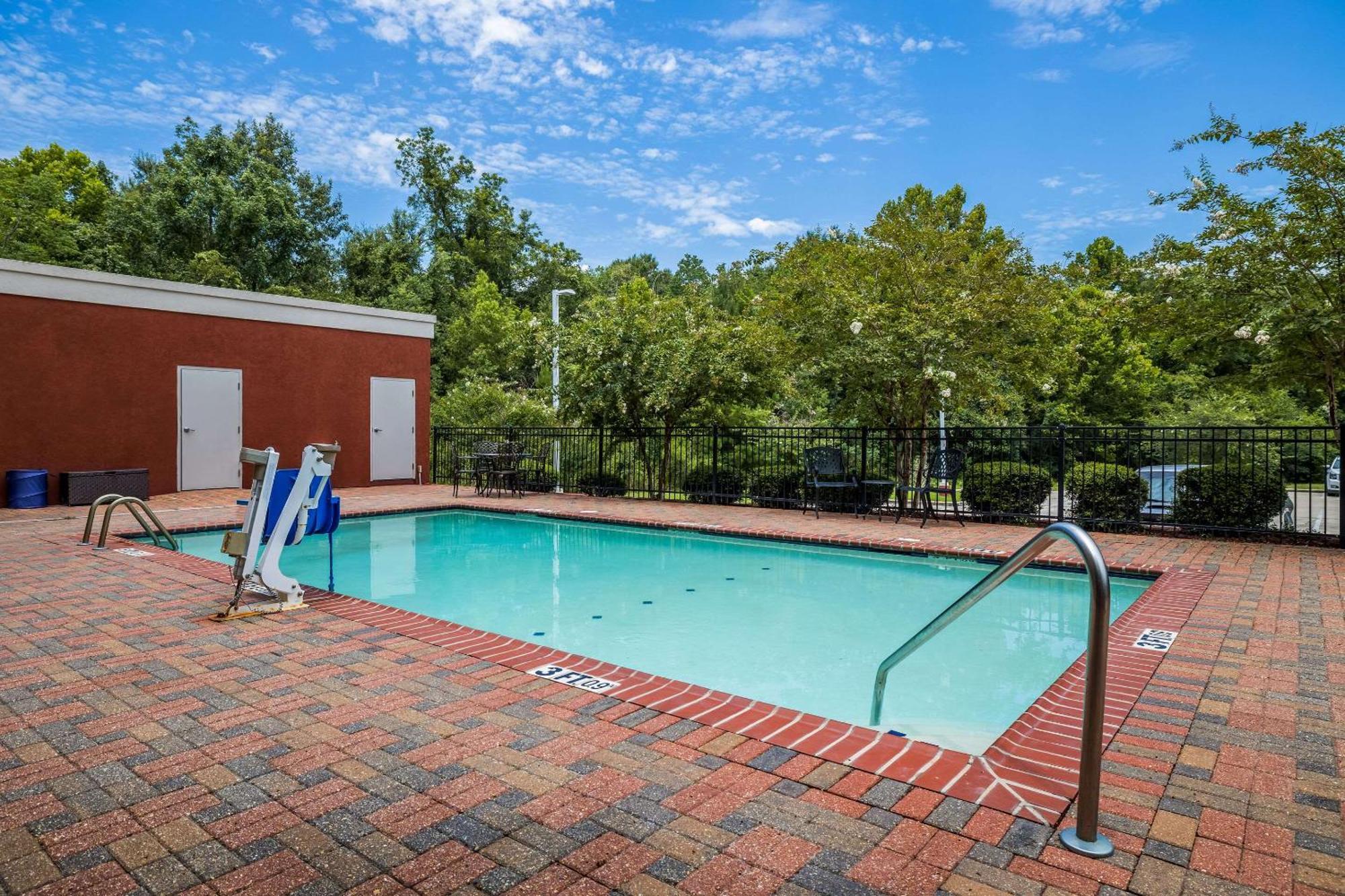 Comfort Suites Denham Springs Bagian luar foto